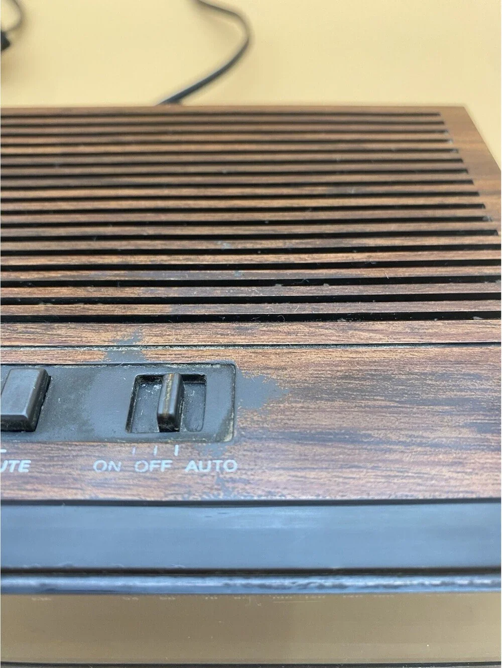 Lloyd's VTG Wood Grain FM-AM Electric Alarm Clock Radio Model # J202B - Tested